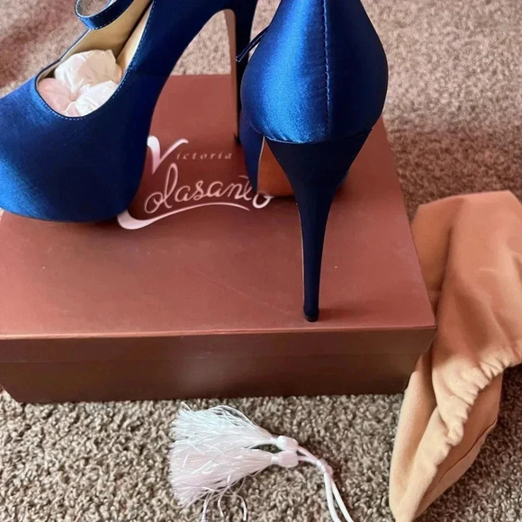 Victoria Colasanto satin platforms - Picture 2 of 5